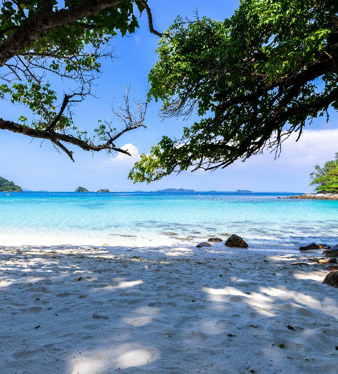 Plage de sable blanc à Nosy Be